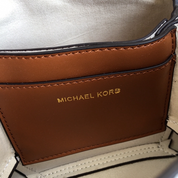 マイケルコースバッグ着用イメージ